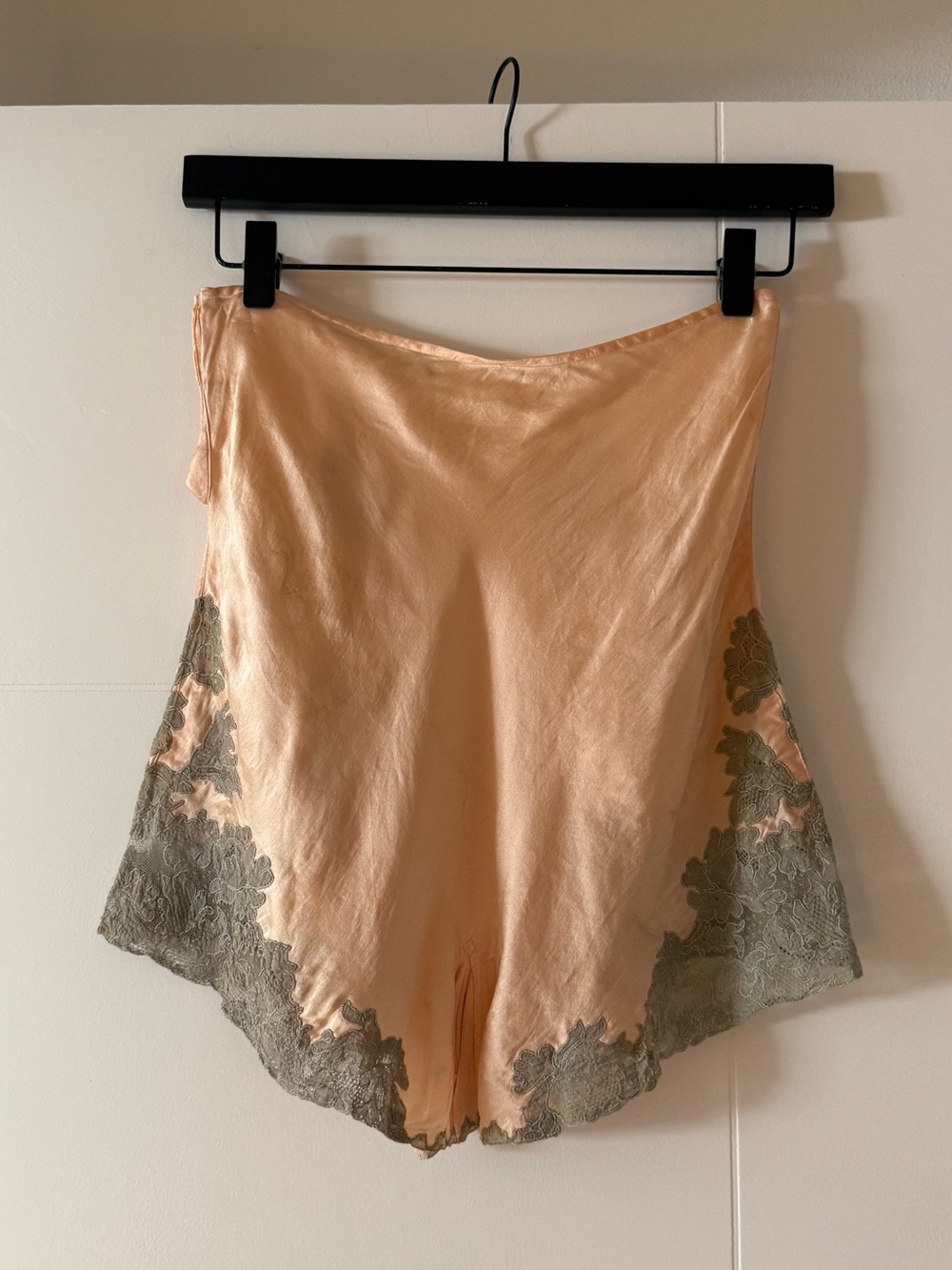 UNREAL Antique 1920s Silk Tap Shorts with Lace - Picture 4 of 7